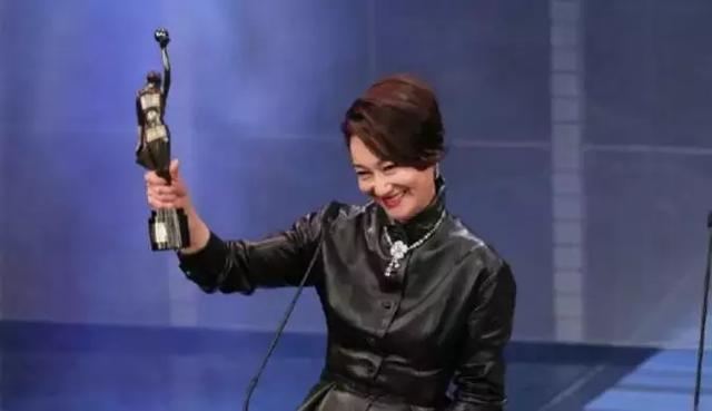 3岁乞讨，14岁做舞女，4度封后，她的人生就是传奇