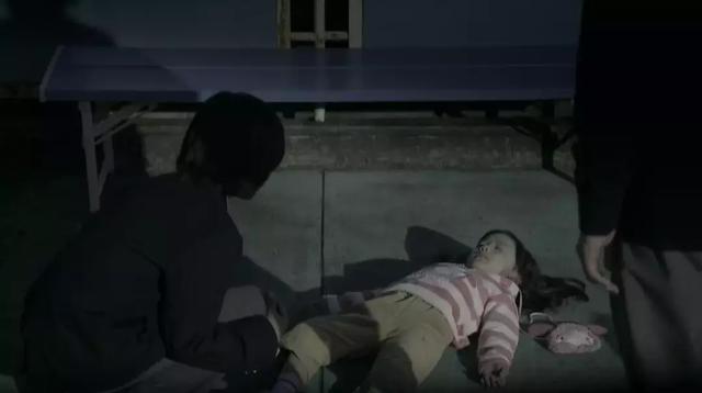 女儿被自己的2个学生杀害，这个女老师的残酷复仇，扎疼了人心