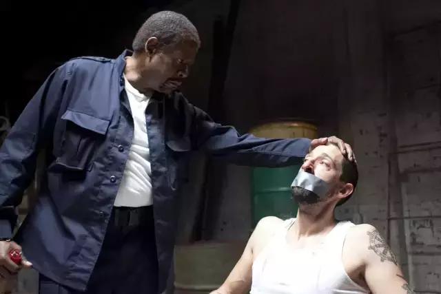 一个模拟监狱实验，把所有人变成了野兽