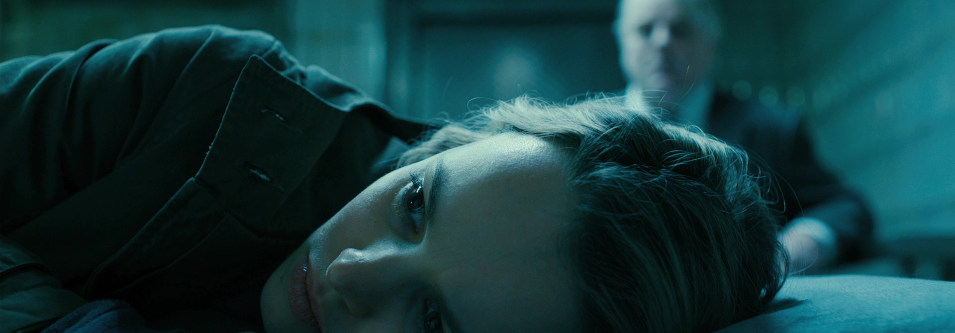 一名神秘男子来到德国汉堡的穆期林社区，此人一半伡臣一半俄血统